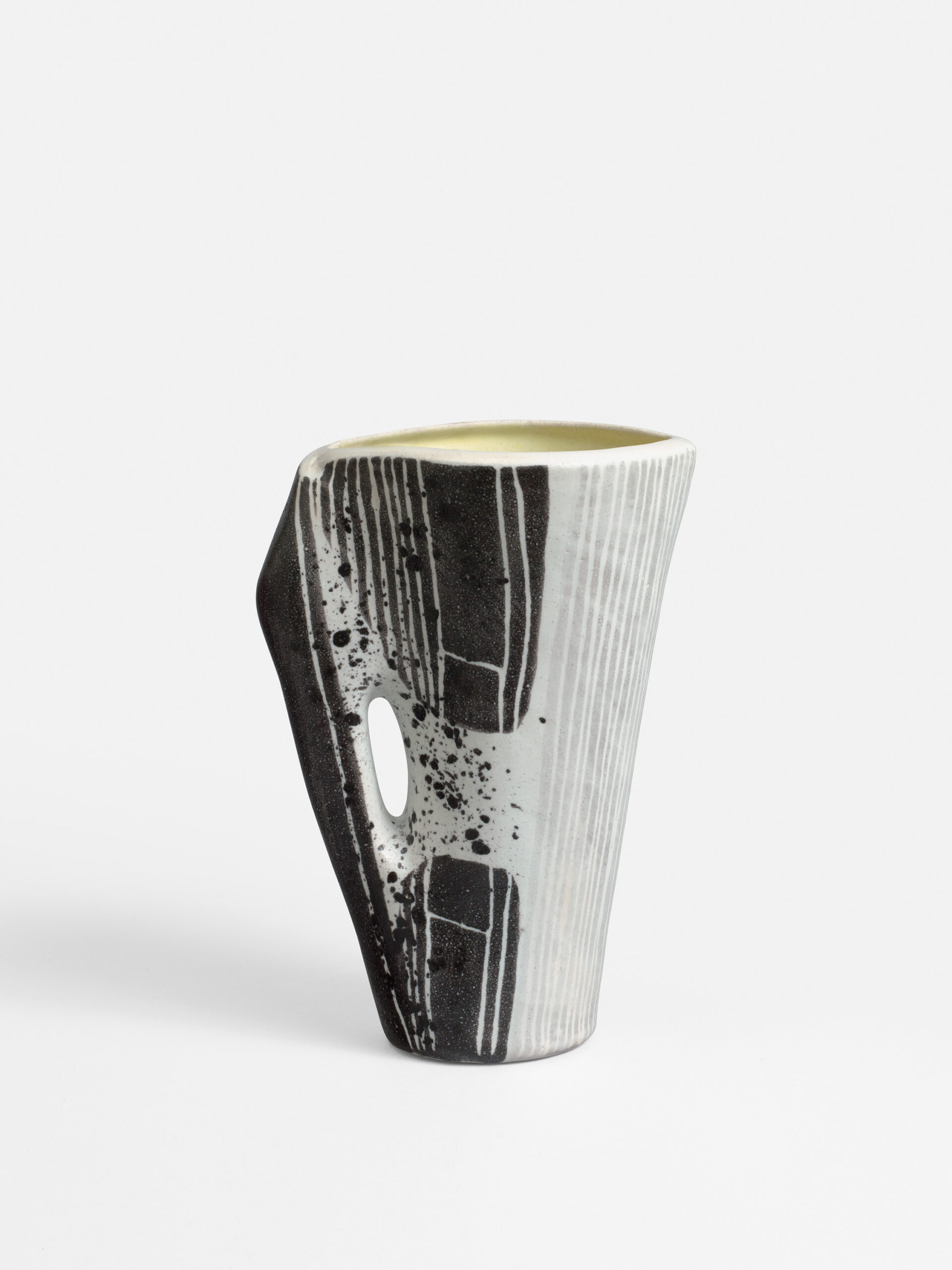 JOLAIN_VASE_PICHET_NOIR_GRIS_JAUNE_MOUCHETE_FACEB