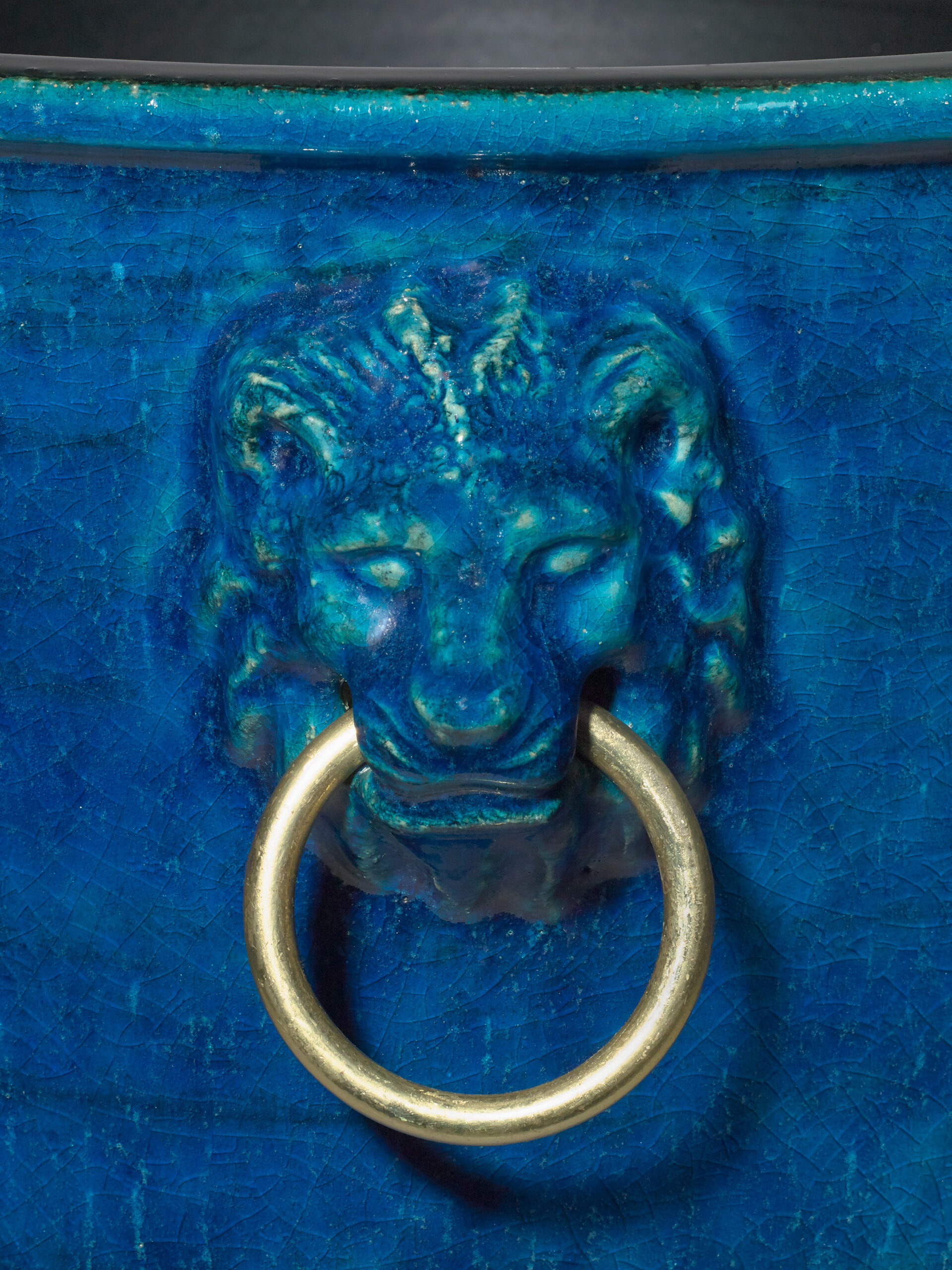 CHAMBOST_VASE_CACHE_POT_1326_GM_TETES_LION_BLEU_NOIR_DET