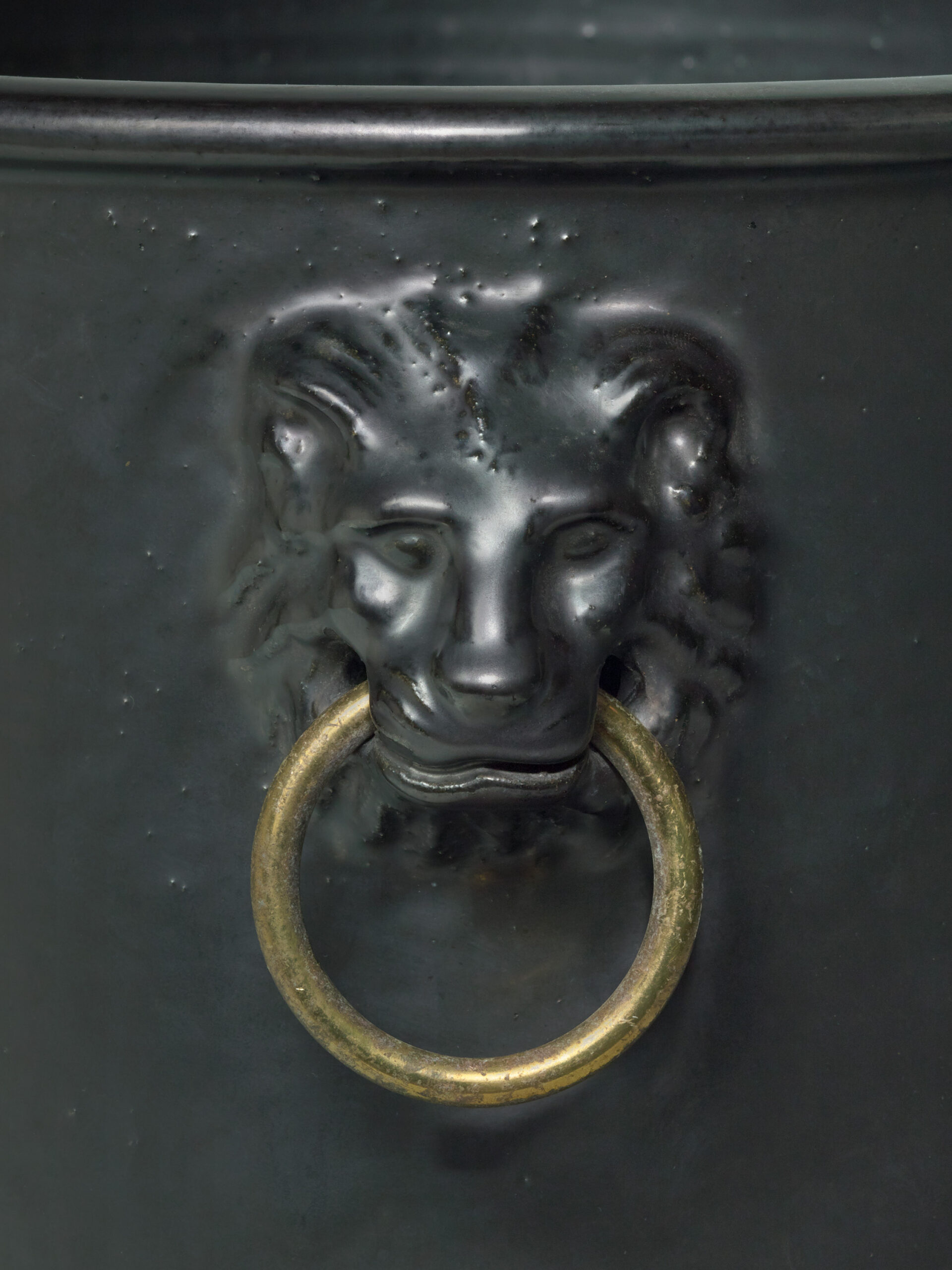 CHAMBOST_VASE_CACHE_POT_1326_GM_TETES_LION_NOIR_DET