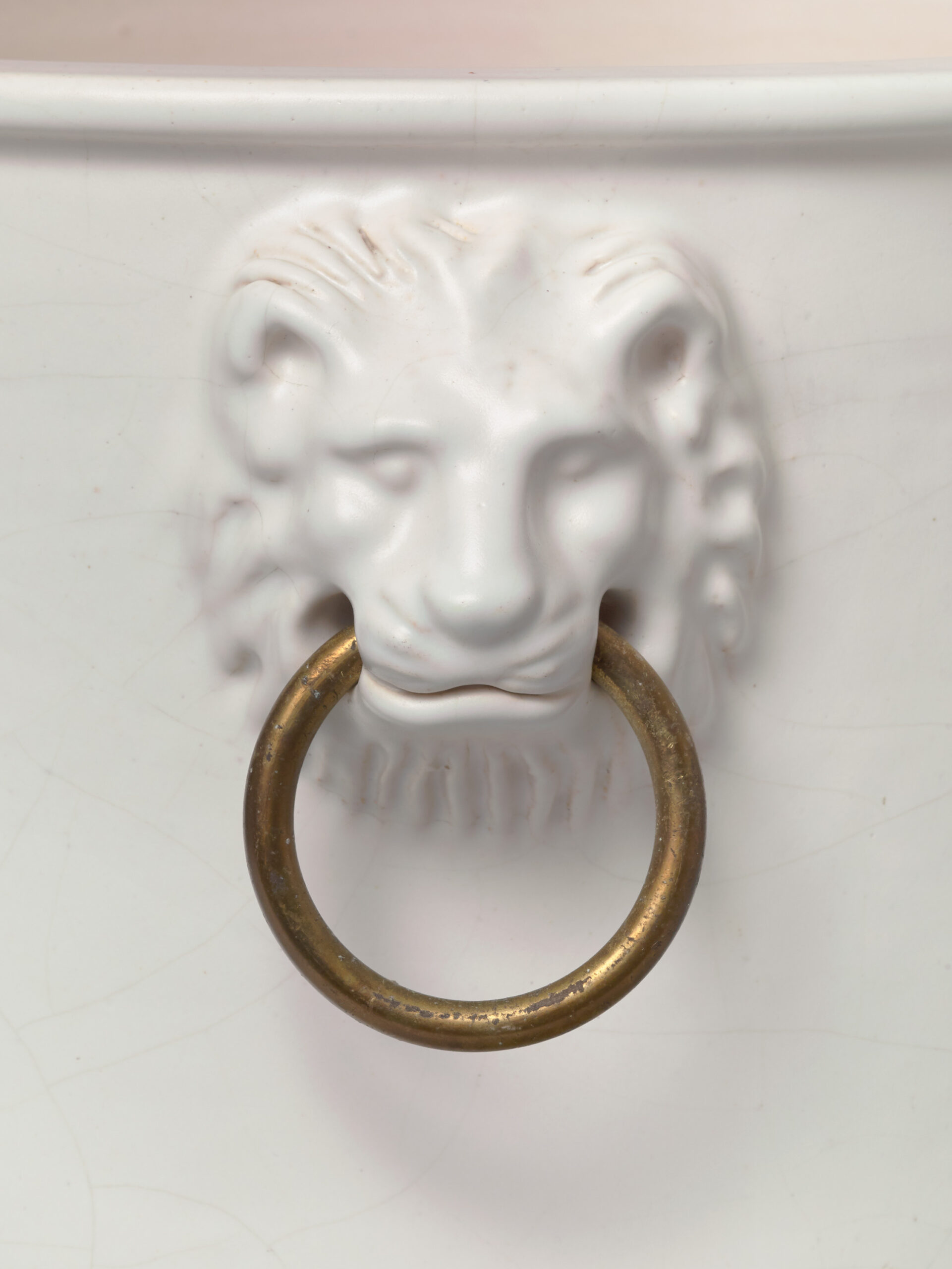 CHAMBOST_VASE_CACHE_POT_1326_PM_TETES_LION_BLANC_CRAQ_DET