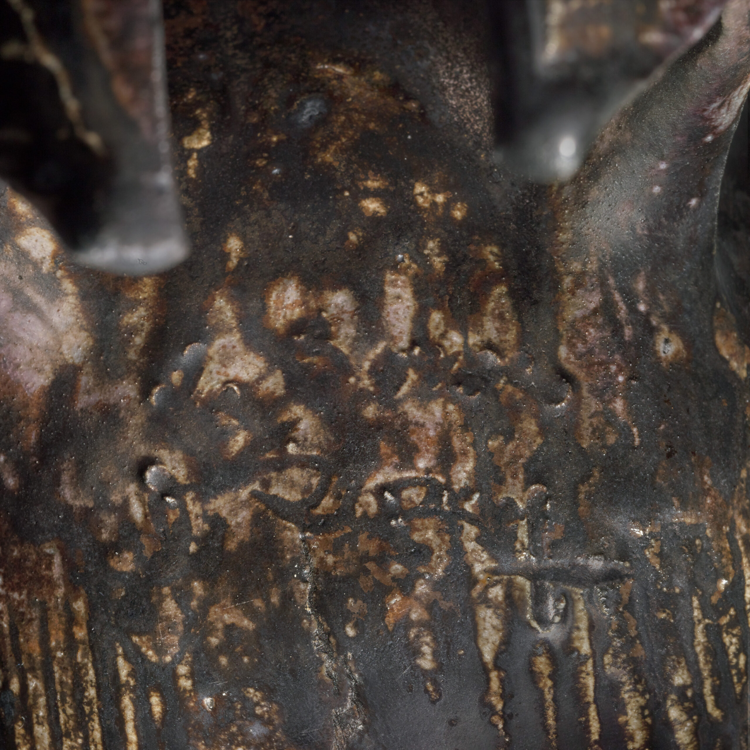 ROZAY_COQ_BRUN_NOIR_GRES_5_SIGN