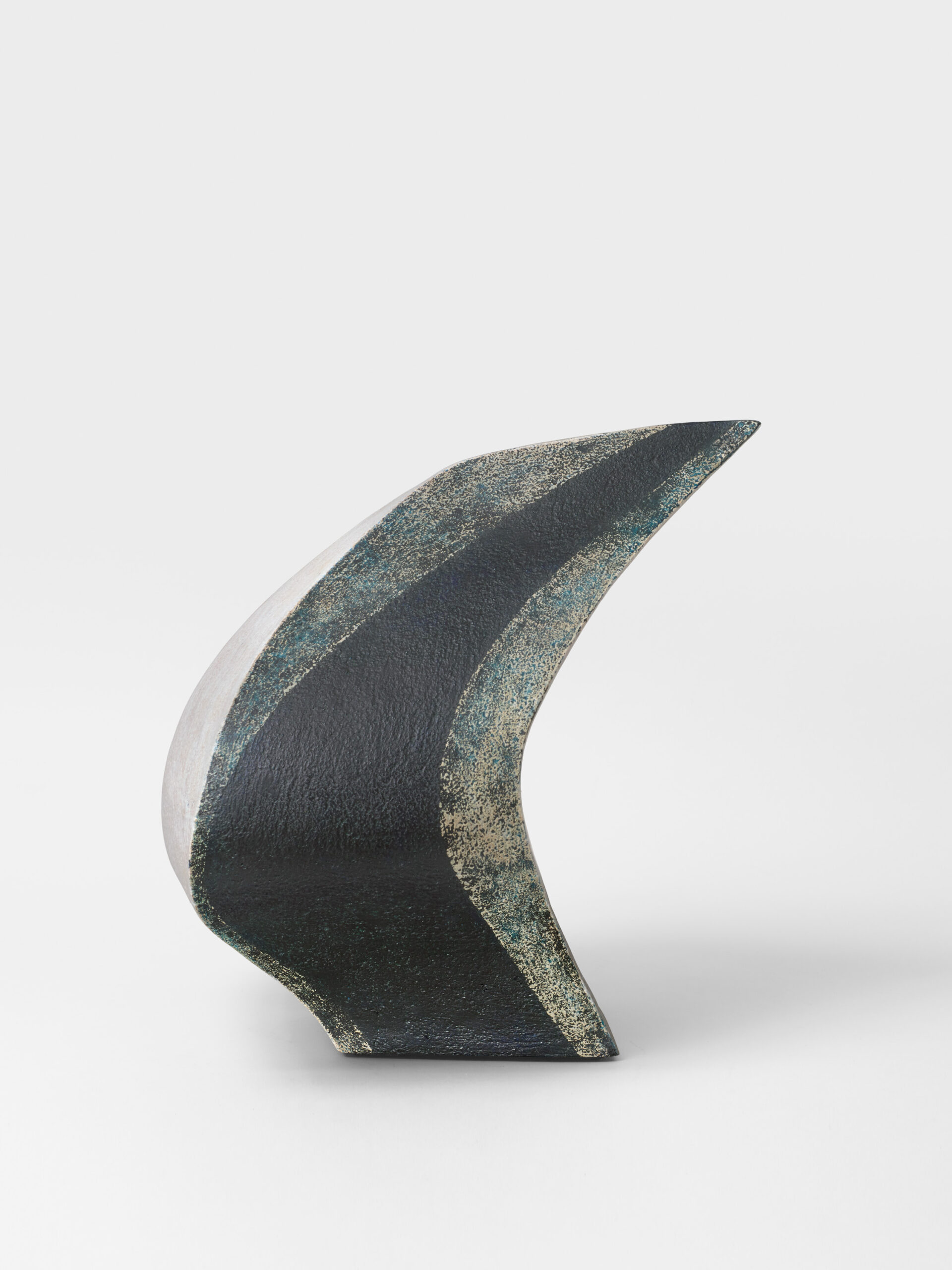 BORDERIE_SCULPTURE_OISEAU_BLANC_CRAQ_NOIR_BLEU_VERT_FACED