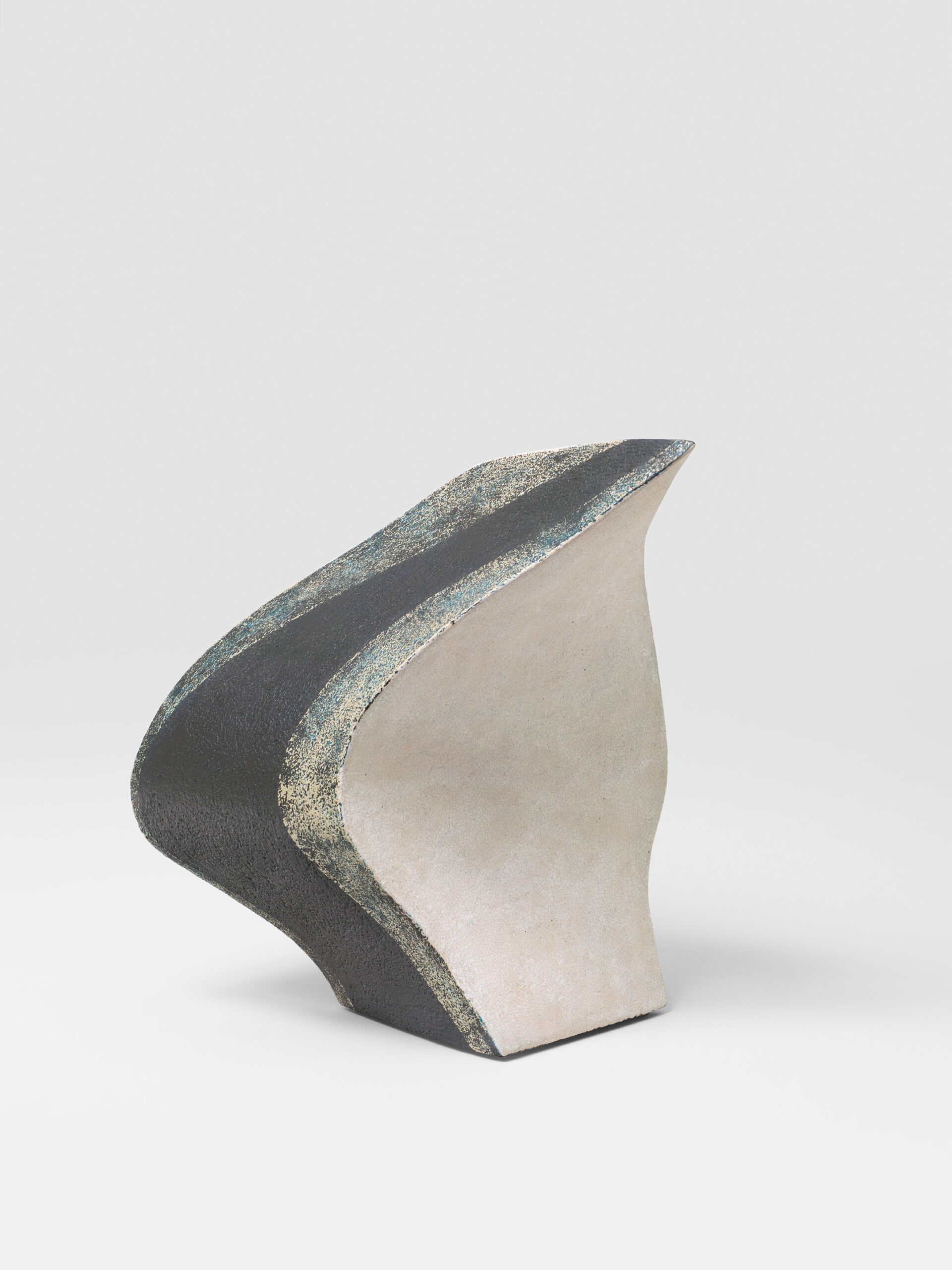BORDERIE_SCULPTURE_OISEAU_BLANC_CRAQ_NOIR_BLEU_VERT_FACEE