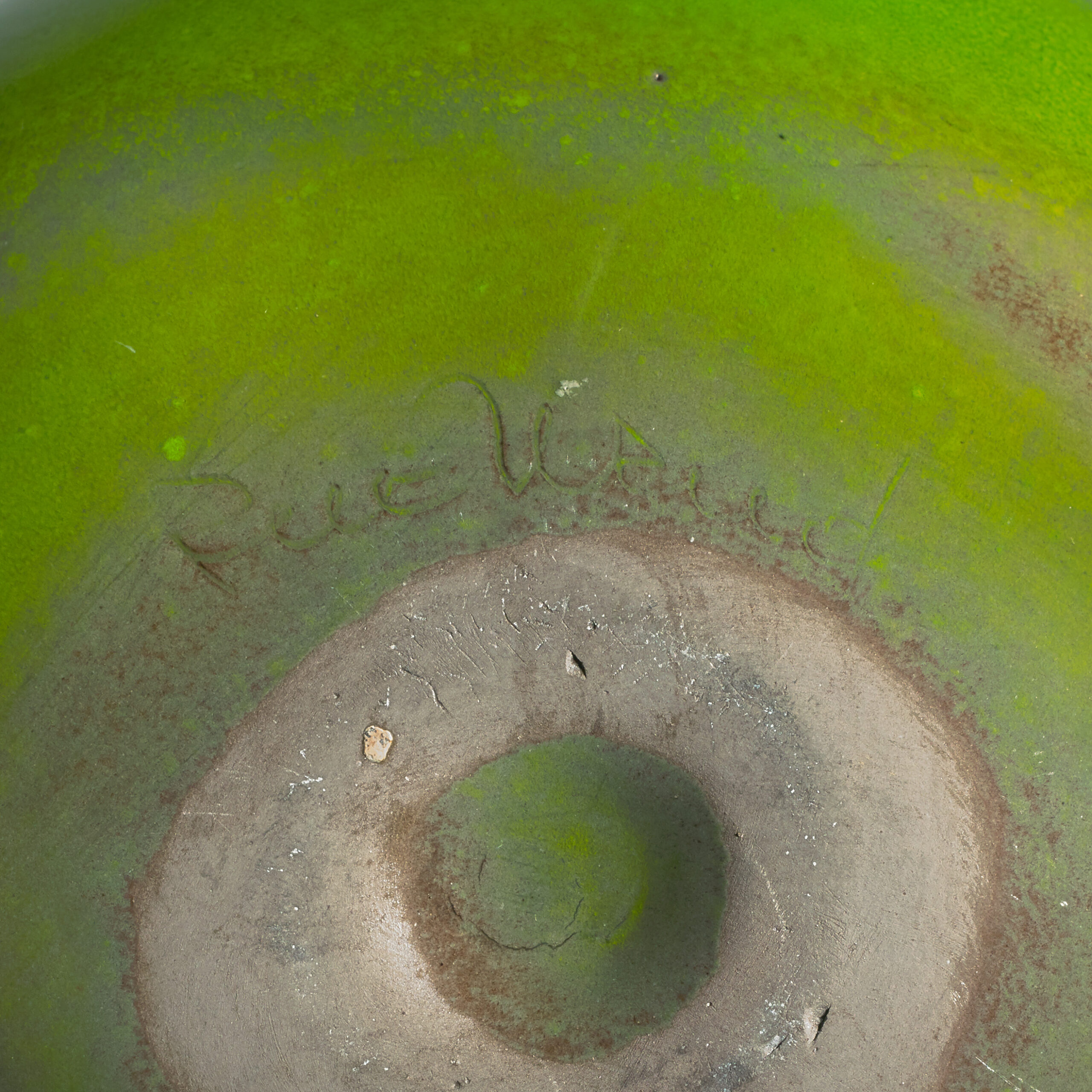 RUELLAND_VASE_BOULE_AUREL_MM_VERT_CHINE_SIGN